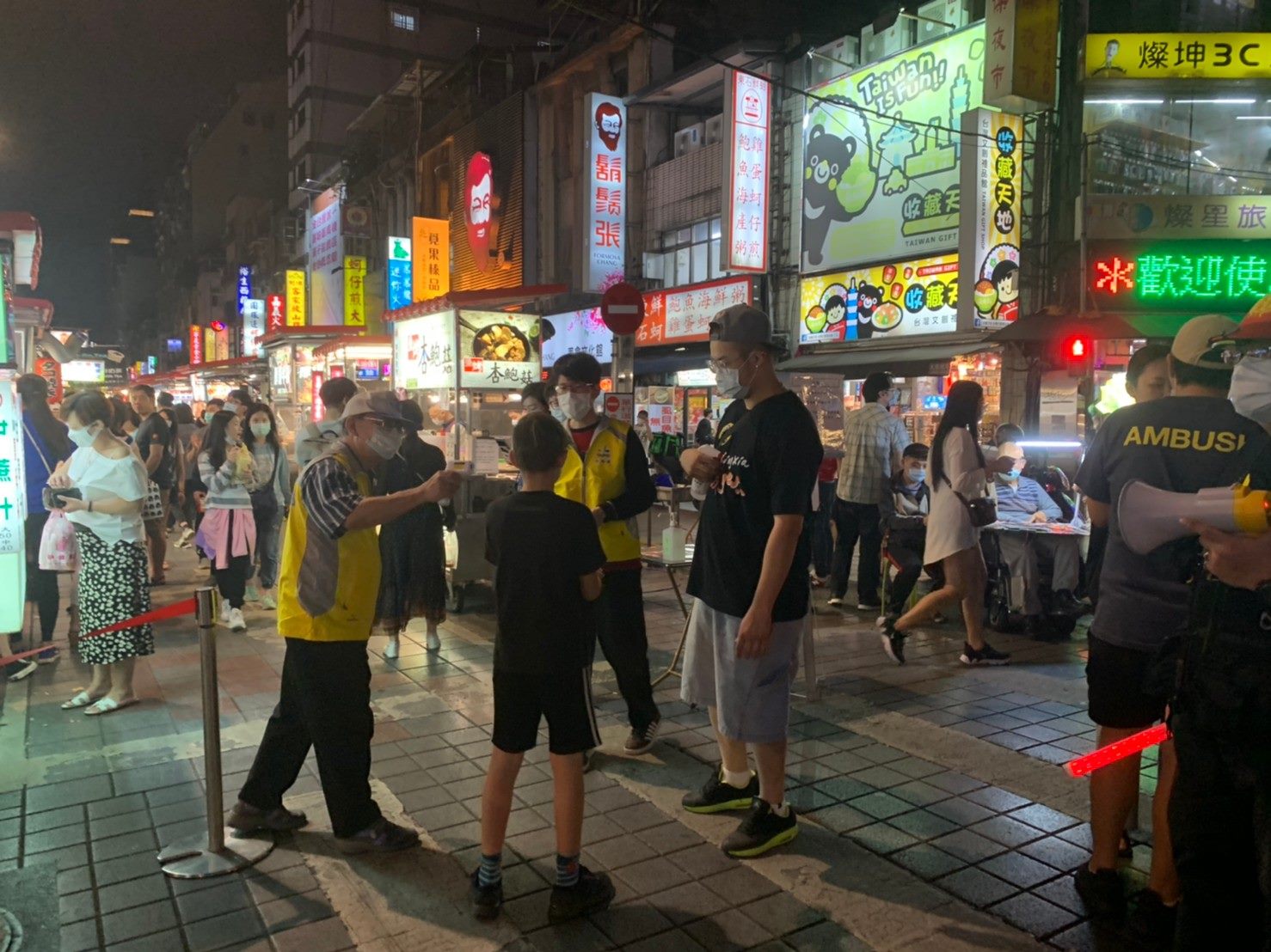 於市場出入口為民眾量額溫