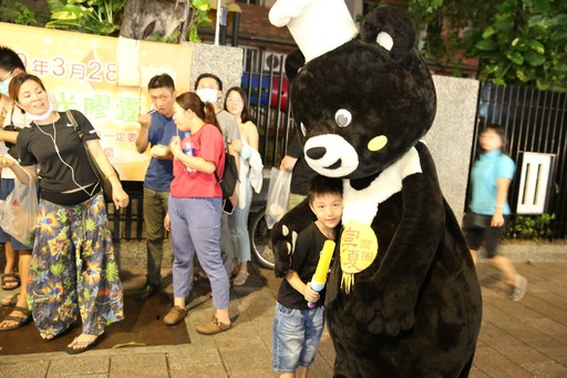 寧夏夜市吉祥物Yes熊與小朋友合影