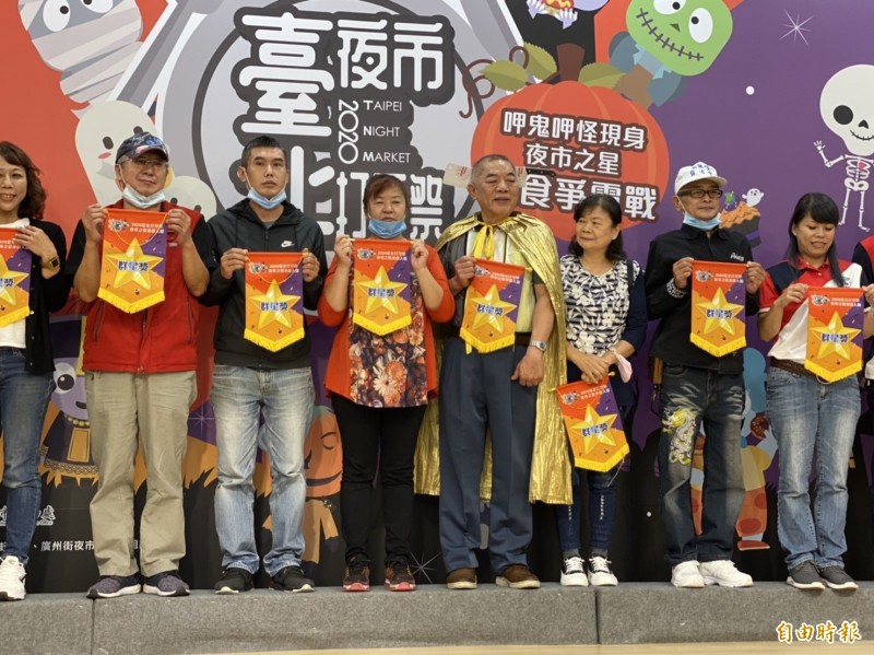入圍名單在記者會現場揭曉,並由副市長黃珊珊頒發「群星獎」錦旗。(記者楊心慧攝)