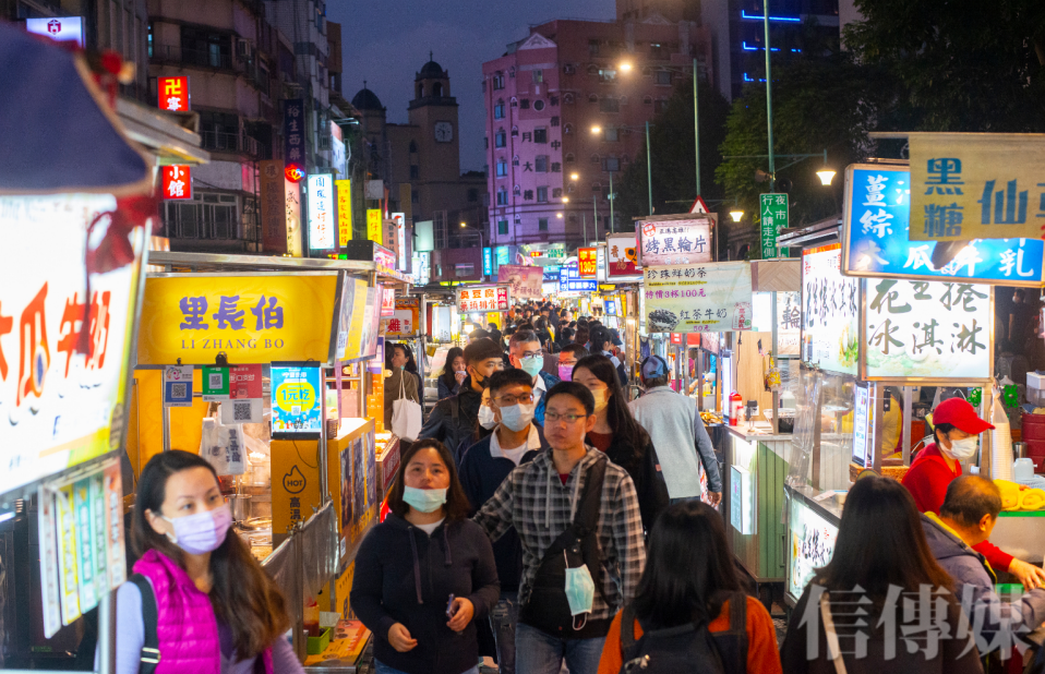 晚餐時間夜市擠滿人潮,除了餐廳、連鎖速食店,夜市也是民眾外食選擇的場所。(攝影/趙世勳)