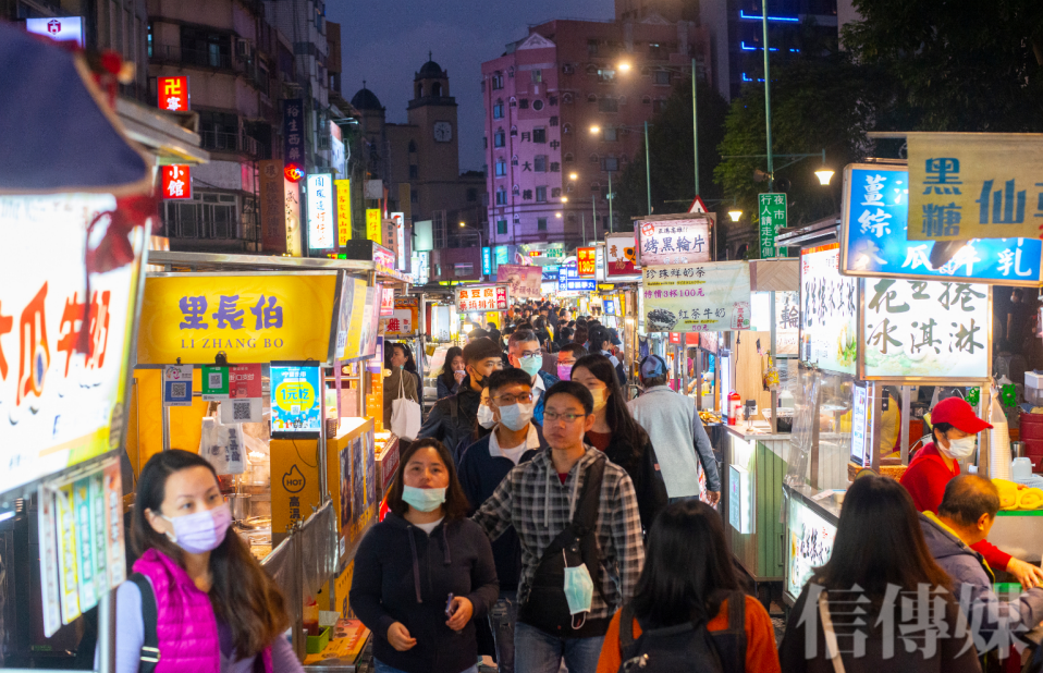 晚餐時間夜市擠滿人潮，除了餐廳、連鎖速食店，夜市也是民眾外食選擇的場所。（攝影／趙世勳）