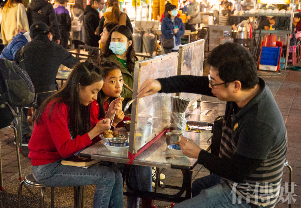 晚餐時間,夜市為了遵守防疫要求,例如維持1.5米距離,或是使用隔板進行有效分隔用餐距離。(攝影/趙世勳)