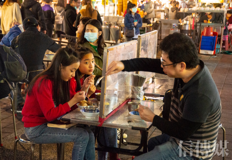 晚餐時間，夜市為了遵守防疫要求，例如維持1.5米距離，或是使用隔板進行有效分隔用餐距離。（攝影／趙世勳）