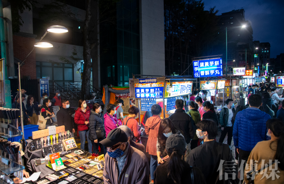 位於寧夏夜市內,知名蛋黃芋餅的攤販前大排長龍。(攝影/趙世勳)