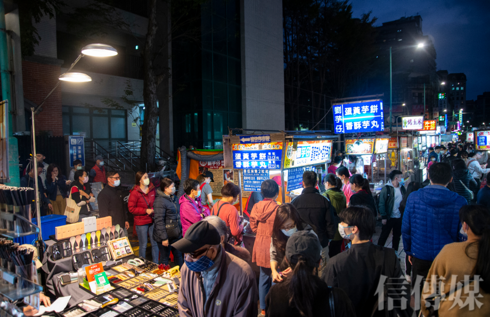 位於寧夏夜市內，知名蛋黃芋餅的攤販前大排長龍。（攝影／趙世勳）