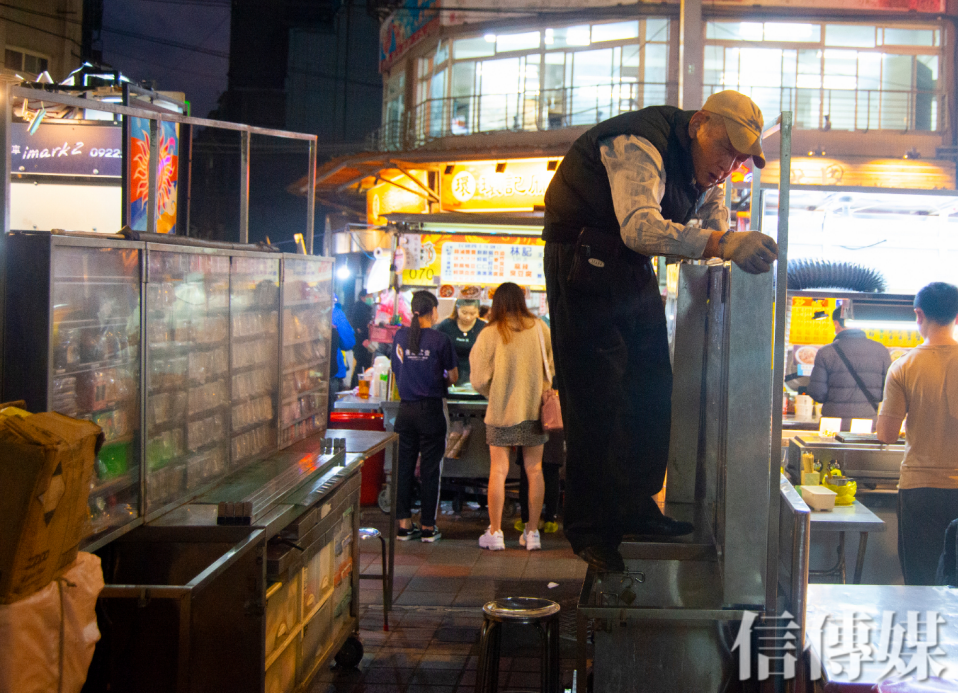 傍晚時分，位於寧夏夜市一名販賣零食小物的攤販正準備開業。（攝影／趙世勳）