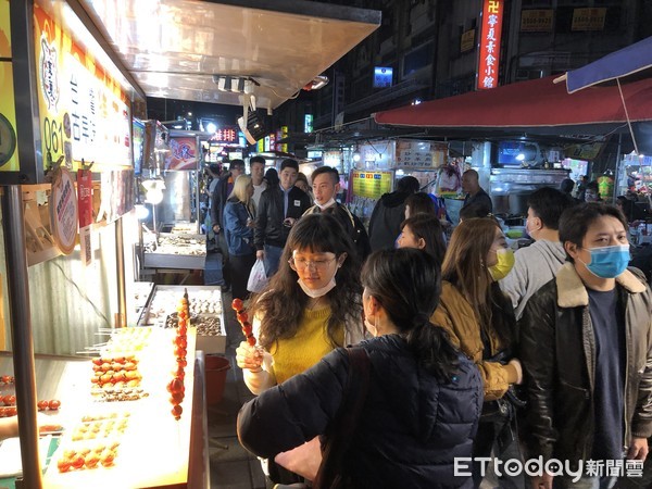 寧夏夜市人潮多。(圖/記者林裕豐攝)