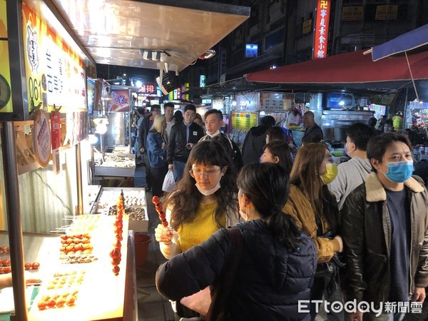 寧夏夜市人潮多。（圖／記者林裕豐攝）