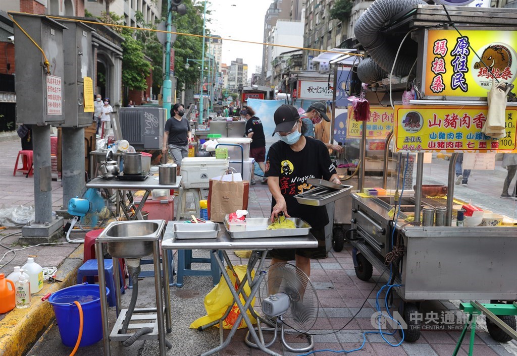 為防疫停業許久的台北寧夏夜市宣告「微解封」,29日下午有部分攤商業者推著攤車出現,邊整理器具和備料,準備開始營業。中央社記者謝佳璋攝 110年6月29日