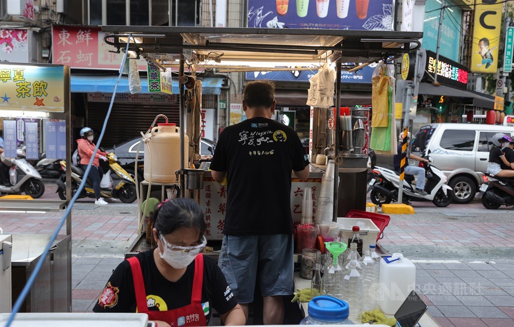 盼在防疫跟經濟間保持平衡，台北市部分夜市將「微解封」，一律只能提供外帶。寧夏夜市29日下午已有部分攤商在攤位上進行準備工作，為迎接客人做好準備。中央社記者謝佳璋攝 110年6月29日