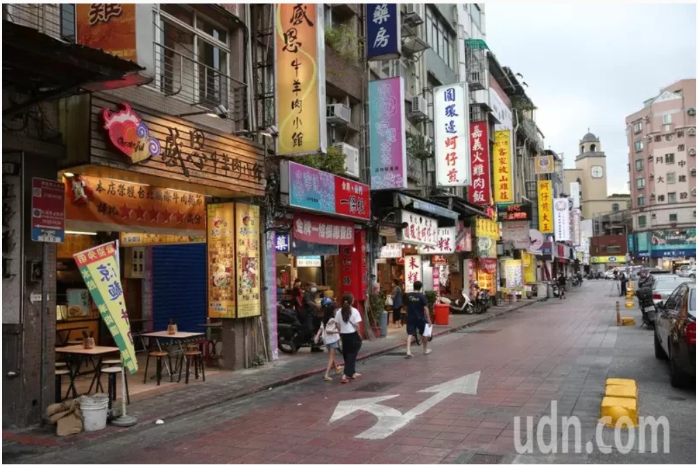 寧夏夜市也貼出公告攤商暫停營業休到 28日,夜市的店家有開門營業的都配合改為外帶,夜市顯的冷清。記者邱德祥/攝影