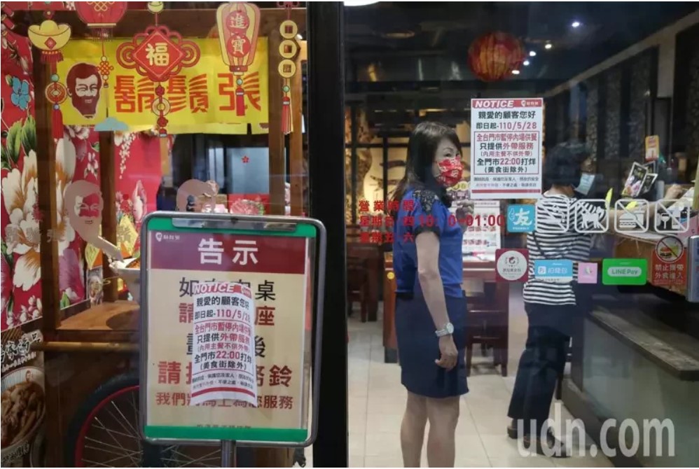  台北市夜市、傳統市場等飲食攤即日全改外帶，晚上寧夏夜市店家都配合改為外帶。記者邱德祥／攝影