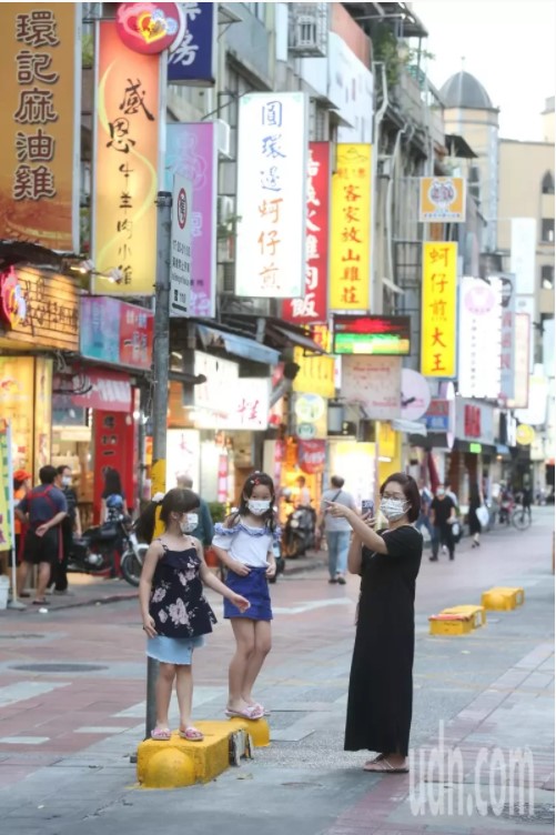 台北市長柯文哲今天下令,台北市夜市、傳統市場等飲食攤即日全改外帶,不准在現場進食,晚上寧夏夜市顯得冷清。記者邱德祥/攝影